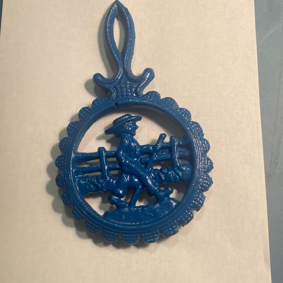 Vtg Pennsylvania Dutch Amish Boy Cast Iron Trivet 7 3/4" x 5 3/4" - Picture 1 of 8